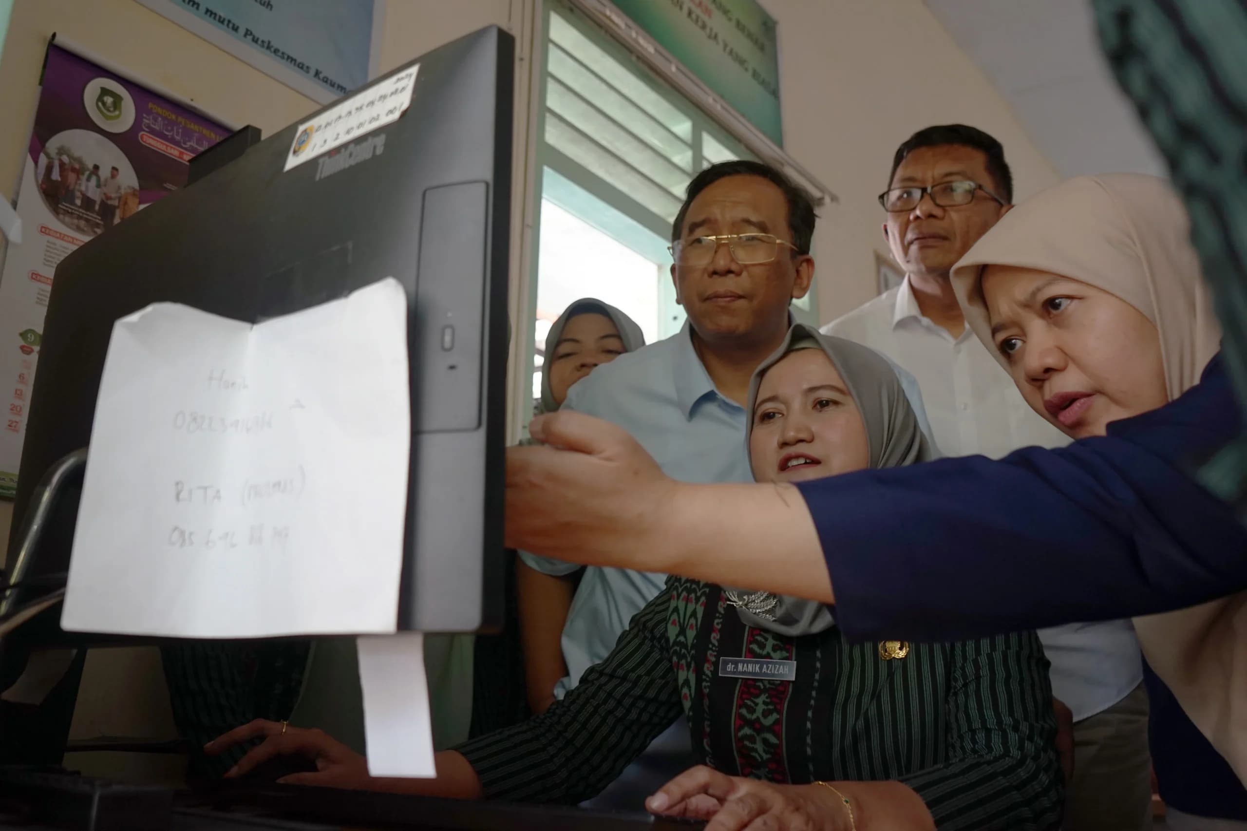 Direktur Jenderal Kesehatan Lanjutan Kementerian Kesehatan dr. Azhar Jaya (kedua kiri) didampingi Direktur Pelayanan Klinis dr. Obrin Parulian (tengah, belakang) mendengarkan penjelasan Kepala BPJS Kesehatan Cabang Tulungagung Fitria Kusumawati (kanan) saat meninjau pelayanan rujukan berbasis kemampuan pelayanan di Puskesmas Kauman, Tulungagung, Jawa Timur Direktur Jenderal Kesehatan Lanjutan Kementerian Kesehatan dr. Azhar Jaya (kedua kiri) didampingi Direktur Pelayanan Klinis dr. Obrin Parulian (tengah, belakang) mendengarkan penjelasan Kepala BPJS Kesehatan Cabang Tulungagung Fitria Kusumawati (kanan) saat meninjau pelayanan rujukan berbasis kemampuan pelayanan di Puskesmas Kauman, Tulungagung, Jawa Timur