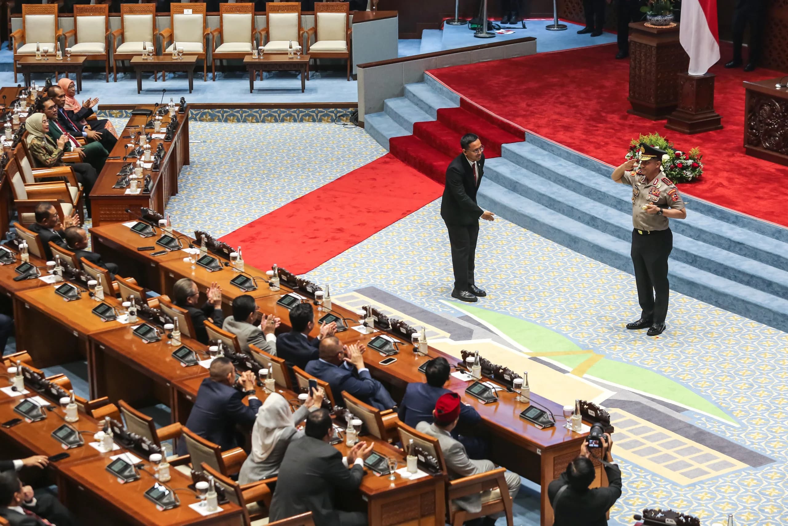 Calon Kepala Kepolisian Negara Republik Indonesia (Kapolri) Komisaris Jenderal Polisi Suyudi Ario Seto (kanan) memberi hormat seusai uji kelayakan dan kepatutan di Komisi III DPR, Kompleks Parlemen, Senayan, Jakarta, Kamis (1/10/2026). Calon Kepala Kepolisian Negara Republik Indonesia (Kapolri) Komisaris Jenderal Polisi Suyudi Ario Seto (kanan) memberi hormat seusai uji kelayakan dan kepatutan di Komisi III DPR, Kompleks Parlemen, Senayan, Jakarta, Kamis (1/10/2026).