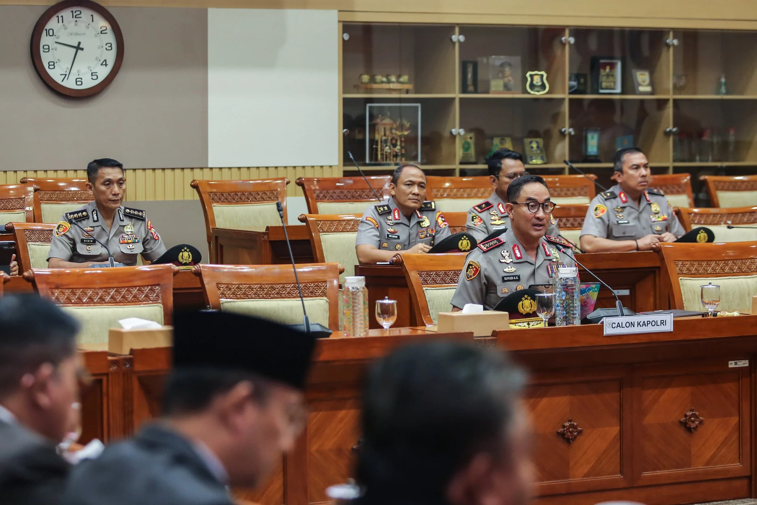 Calon Kepala Kepolisian Negara Republik Indonesia (Kapolri) Komisaris Jenderal Polisi Suyudi Ario Seto (kedua kanan) mengikuti uji kelayakan dan kepatutan di Komisi III DPR, Kompleks Parlemen, Senayan, Jakarta, Kamis (1/10/2026). Komisi III DPR menggelar uji kelayakan dan kepatutan terhadap Komisaris Jenderal Polisi Suyudi Ario Seto sebagai calon Kepala Kepolisian Negara Republik Indonesia menggantikan Jenderal Polisi Listyo Sigit Prabowo. ANTARA FOTO/Asprilla Dwi Adha/sgd Calon Kepala Kepolisian Negara Republik Indonesia (Kapolri) Komisaris Jenderal Polisi Suyudi Ario Seto (kedua kanan) mengikuti uji kelayakan dan kepatutan di Komisi III DPR, Kompleks Parlemen, Senayan, Jakarta, Kamis (1/10/2026). Komisi III DPR menggelar uji kelayakan dan kepatutan terhadap Komisaris Jenderal Polisi Suyudi Ario Seto sebagai calon Kepala Kepolisian Negara Republik Indonesia menggantikan Jenderal Polisi Listyo Sigit Prabowo. ANTARA FOTO/Asprilla Dwi Adha/sgd