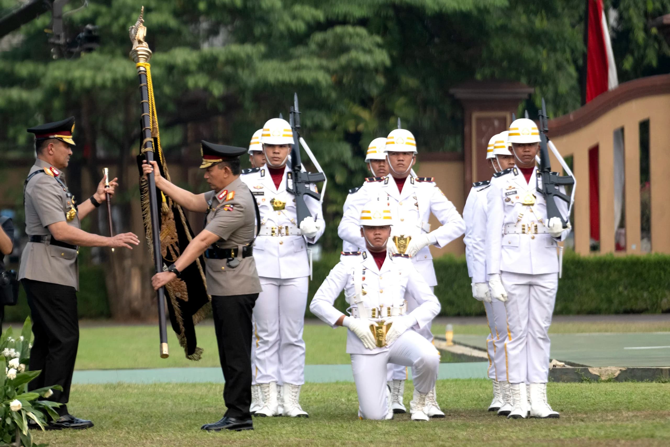 Kapolri Jenderal Pol. Suyudi Ario Seto (kiri) menerima bendera dari pejabat lama Jenderal Pol. Listyo Sigit Prabowo (kedua kiri) saat mengikuti Upacara serah terima Panji-panji Kepolisian Negara Republik Indonesia Tribrata di Lapangan Bhayangkara, Mabes Polri, Jakarta Selatan, Jumat (2/10/2026). Kapolri Jenderal Pol. Suyudi Ario Seto (kiri) menerima bendera dari pejabat lama Jenderal Pol. Listyo Sigit Prabowo (kedua kiri) saat mengikuti Upacara serah terima Panji-panji Kepolisian Negara Republik Indonesia Tribrata di Lapangan Bhayangkara, Mabes Polri, Jakarta Selatan, Jumat (2/10/2026).