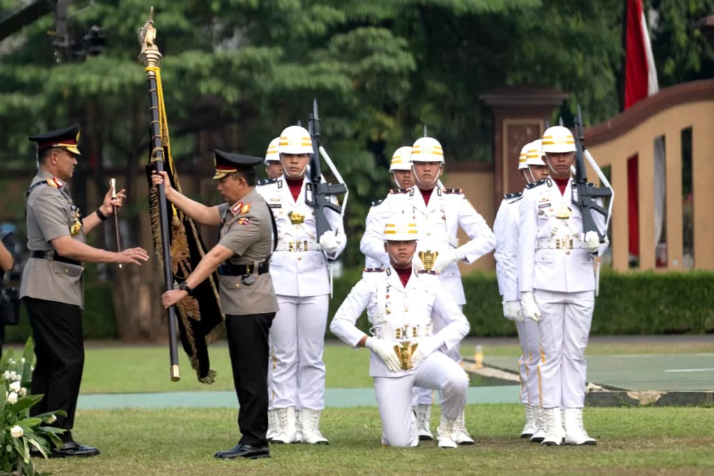 Kapolri Jenderal Pol. Suyudi Ario Seto (kiri) menerima bendera dari pejabat lama Jenderal Pol. Listyo Sigit Prabowo (kedua kiri) saat mengikuti Upacara serah terima Panji-panji Kepolisian Negara Republik Indonesia Tribrata di Lapangan Bhayangkara, Mabes Polri, Jakarta Selatan Kapolri Jenderal Pol. Suyudi Ario Seto (kiri) menerima bendera dari pejabat lama Jenderal Pol. Listyo Sigit Prabowo (kedua kiri) saat mengikuti Upacara serah terima Panji-panji Kepolisian Negara Republik Indonesia Tribrata di Lapangan Bhayangkara, Mabes Polri, Jakarta Selatan