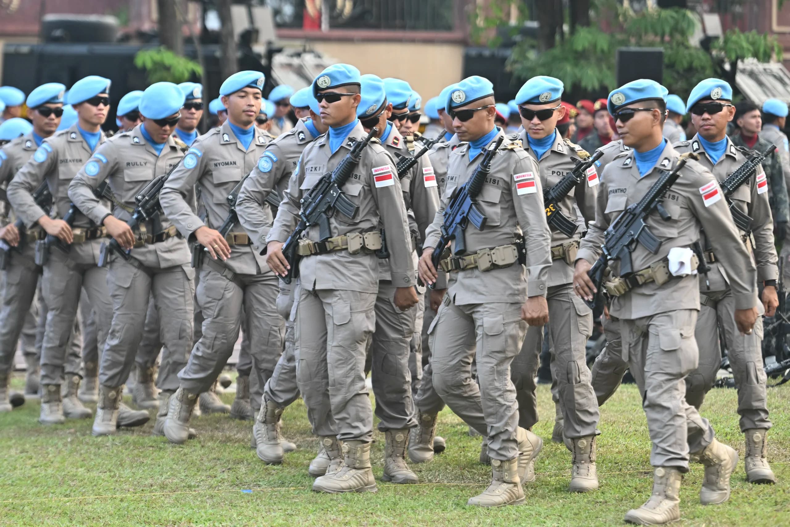 Sejumlah anggota Polri berjalan seusai mengikuti Upacara serah terima Panji-panji Kepolisian Negara Republik Indonesia Tribrata di Lapangan Bhayangkara, Sejumlah anggota Polri berjalan seusai mengikuti Upacara serah terima Panji-panji Kepolisian Negara Republik Indonesia Tribrata di Lapangan Bhayangkara,