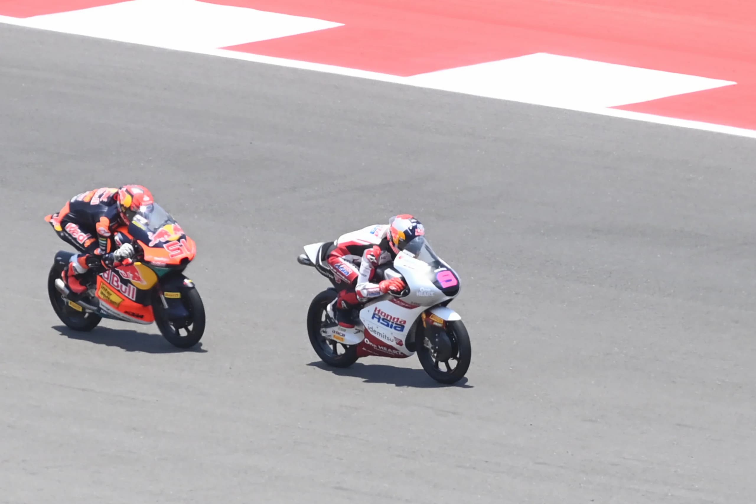Pembalap Honda Team Asia asal Indonesia, Veda Pratama (kanan) memacu kecepatan sepeda motornya saat mengikuti Race Moto3 Indonesia 2026 di Sirkuit Internasional Pertamina Mandalika, Lombok Tengah, NTB Pembalap Honda Team Asia asal Indonesia, Veda Pratama (kanan) memacu kecepatan sepeda motornya saat mengikuti Race Moto3 Indonesia 2026 di Sirkuit Internasional Pertamina Mandalika, Lombok Tengah, NTB