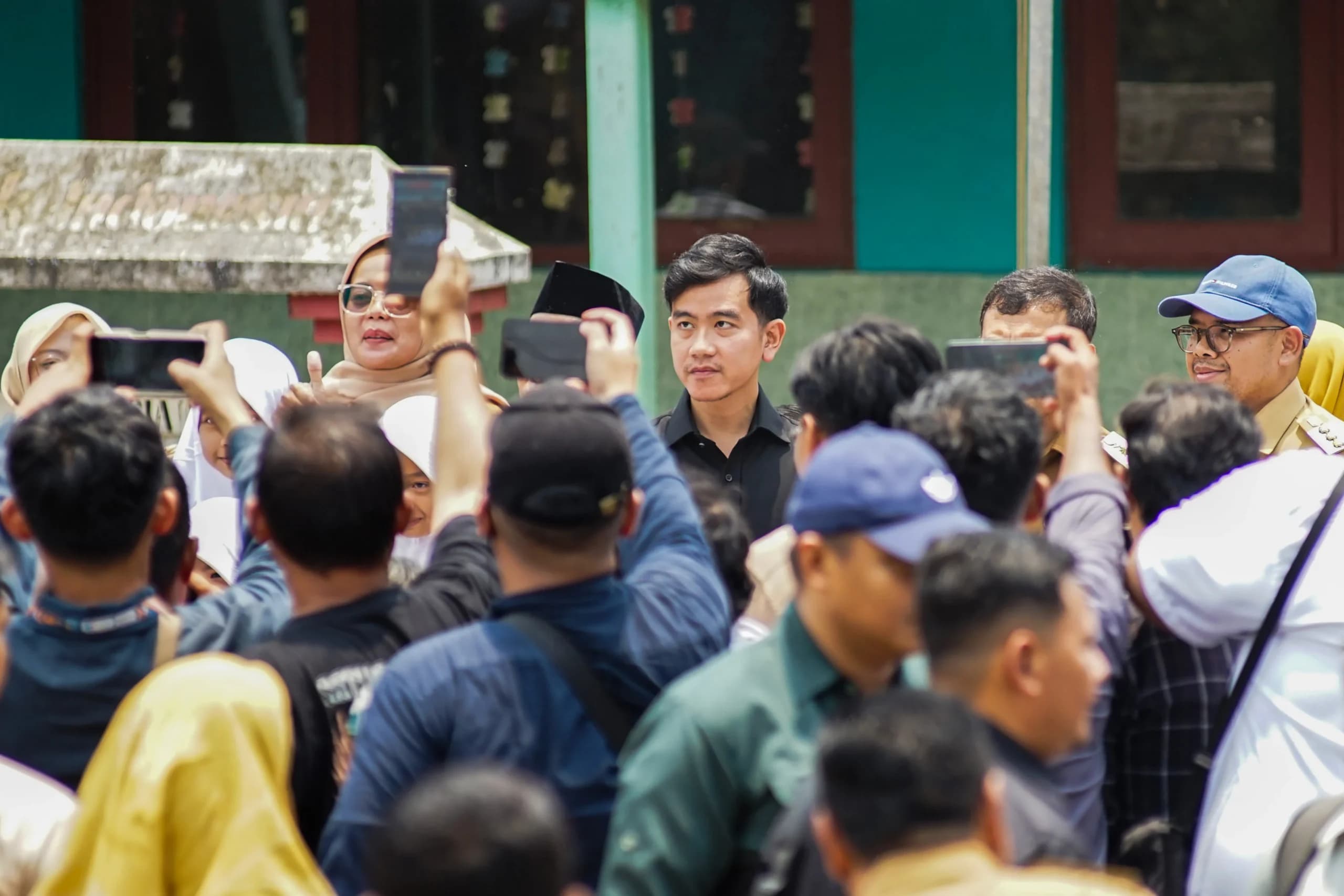 Wakil Presiden Gibran Rakabuming Raka (tengah) didampingi Bupati Batang Faiz Kurniawan (kanan) berfoto bersama dengan guru saat mengunjungi SDN Pasusukan, di Kecamatan Bawang, Kabupaten Batang, Jawa Tengah, Senin (28/9/2026). Wakil Presiden Gibran Rakabuming Raka (tengah) didampingi Bupati Batang Faiz Kurniawan (kanan) berfoto bersama dengan guru saat mengunjungi SDN Pasusukan, di Kecamatan Bawang, Kabupaten Batang, Jawa Tengah, Senin (28/9/2026).