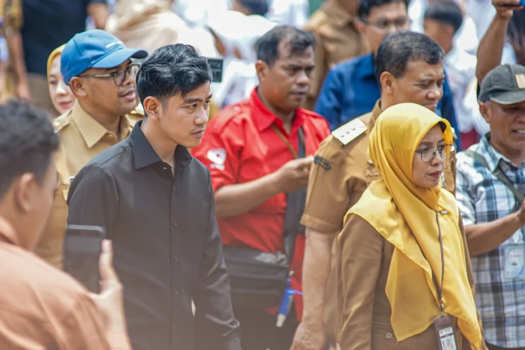 Wakil Presiden Gibran Rakabuming Raka (kedua kiri), didampingi Gubernur Jateng Ahmad Luthfi (kedua kanan), dan Bupati Batang Faiz Kurniawan (kedua kiri) berjalan menuju salah satu ruang kelas di SDN Pasusukan, Kecamatan Bawang, Kabupaten Batang, Jawa Tengah, Senin (28/9/2026). Wakil Presiden Gibran Rakabuming Raka (kedua kiri), didampingi Gubernur Jateng Ahmad Luthfi (kedua kanan), dan Bupati Batang Faiz Kurniawan (kedua kiri) berjalan menuju salah satu ruang kelas di SDN Pasusukan, Kecamatan Bawang, Kabupaten Batang, Jawa Tengah, Senin (28/9/2026).