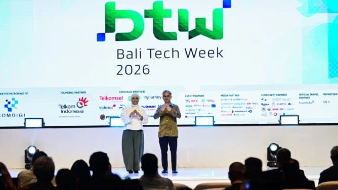 Menkomdigi Meutya Hafid berfoto dan Menteri Komunikasi Malaysia Fahmi Fadzil Menkomdigi Meutya Hafid berfoto dan Menteri Komunikasi Malaysia Fahmi Fadzil