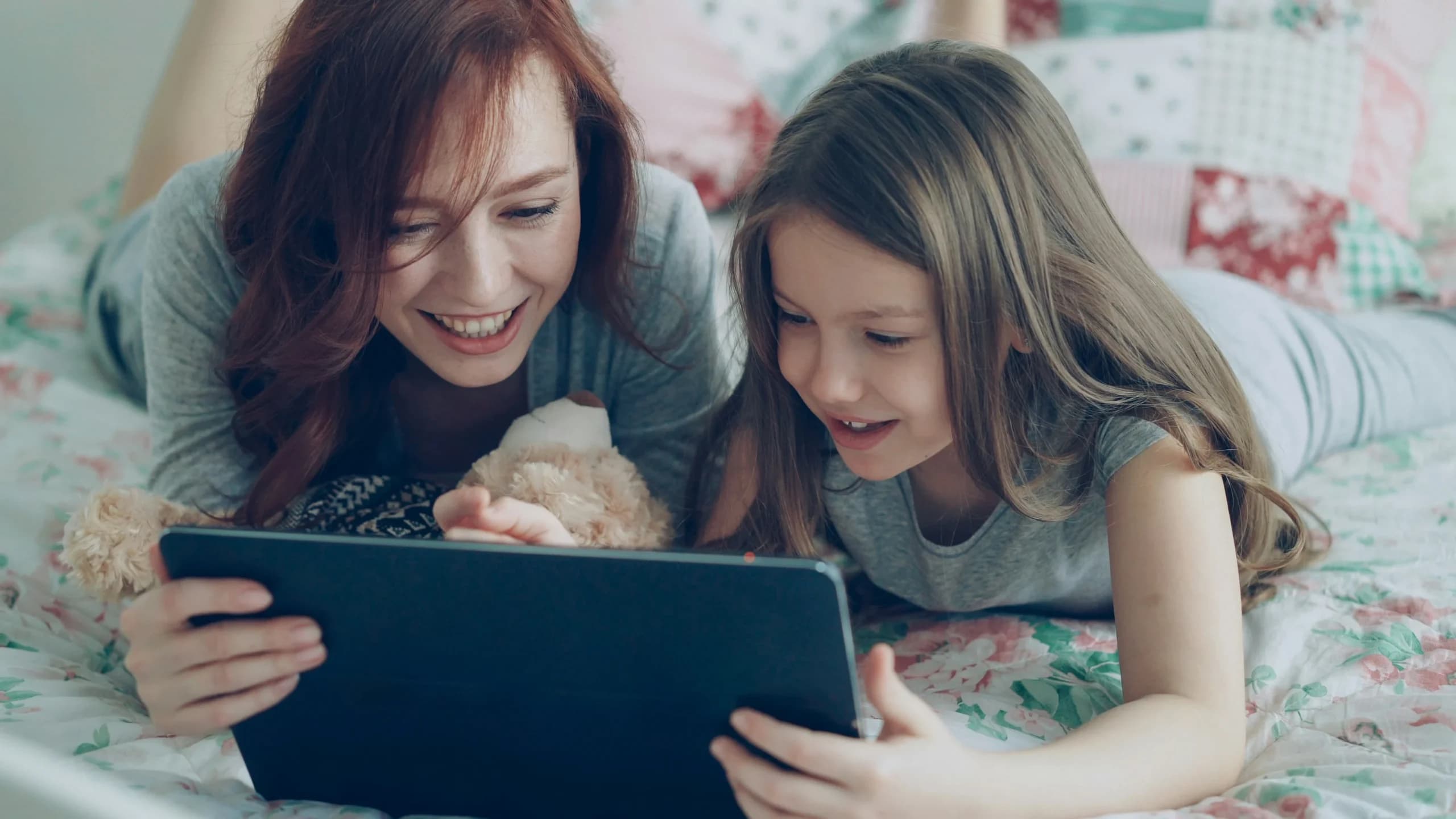 Ilustrasi ibu mendampingi anak bermain gawai (Foto: Unsplash/Vitaly Gariev) Ilustrasi ibu mendampingi anak bermain gawai (Foto: Unsplash/Vitaly Gariev)