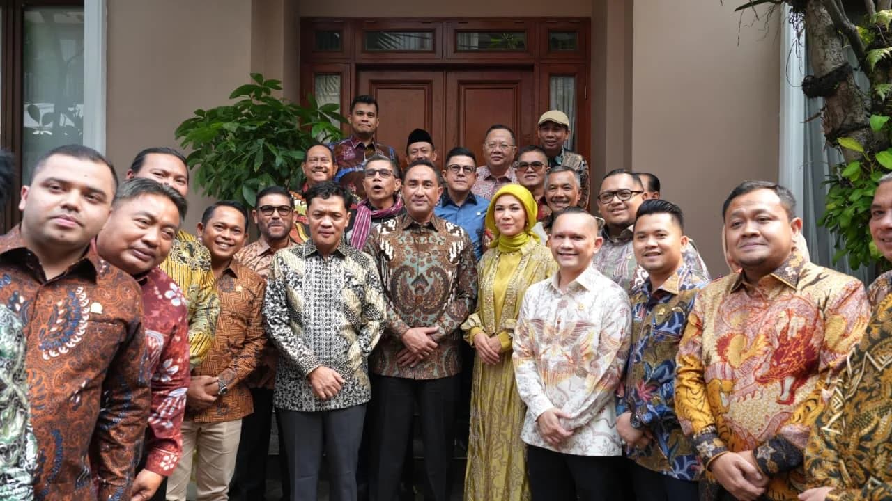 Komisi III DPR RI mengunjungi kediaman Kapolri baru, Komjen Pol Suyudi Ario Seto. Komisi III DPR RI mengunjungi kediaman Kapolri baru, Komjen Pol Suyudi Ario Seto.