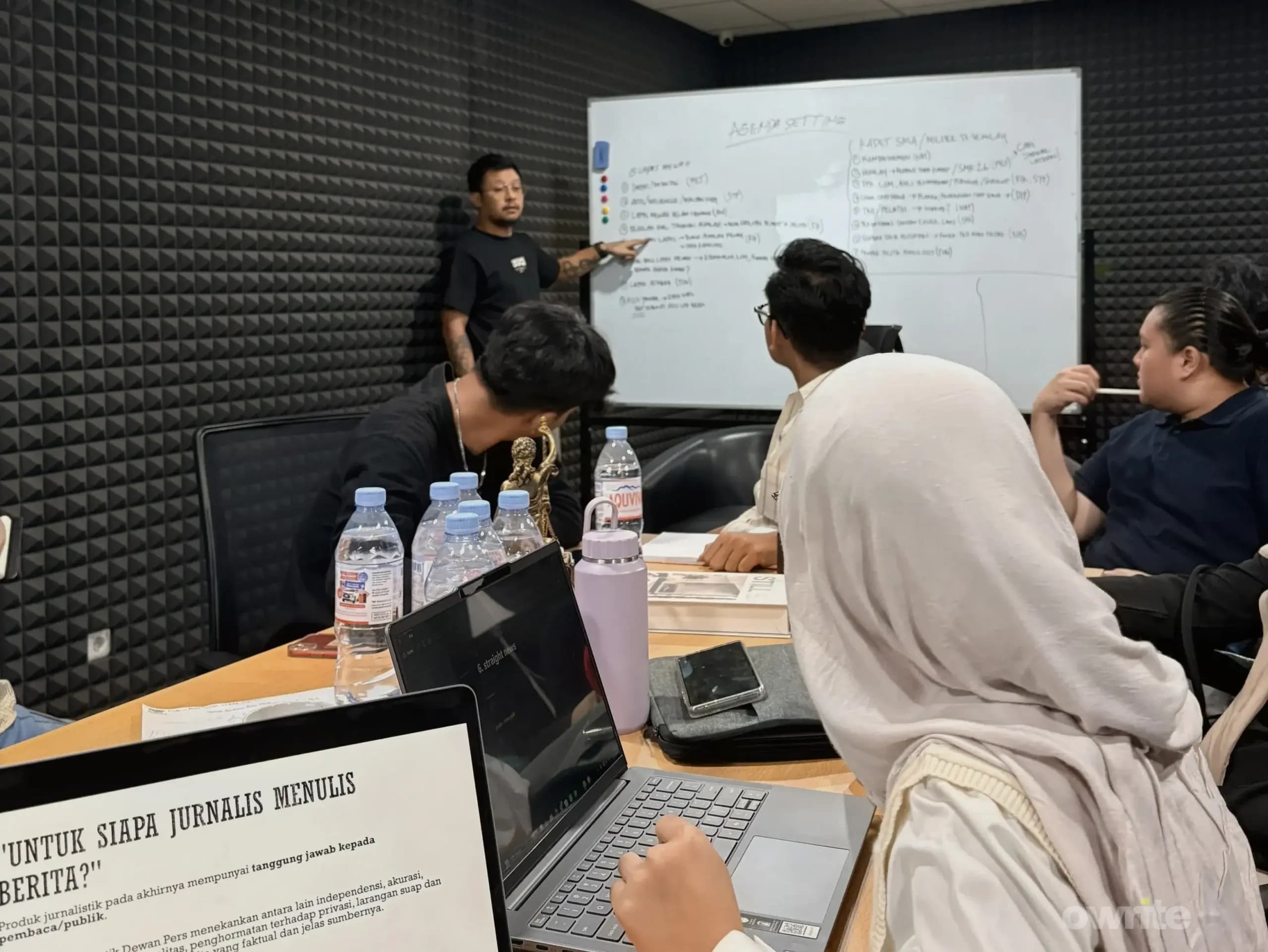 Suasana saat pemberian materi pelatihan jurnalistik di kantor owrite.id Suasana saat pemberian materi pelatihan jurnalistik di kantor owrite.id