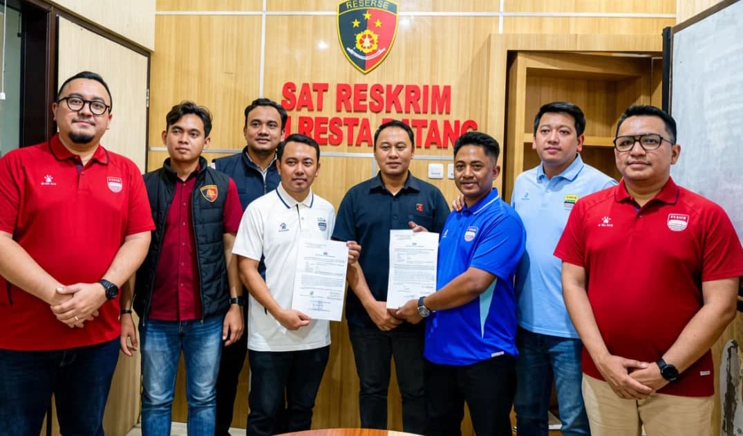 Perwakilan manajemen Persib mendatangi Kantor Polresta Batang Perwakilan manajemen Persib mendatangi Kantor Polresta Batang