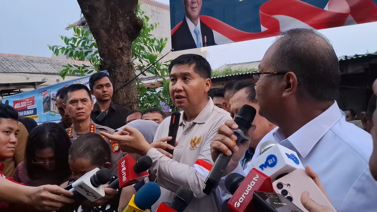Menteri PKP Maruarar Sirait meninjau rumah warga Kampung Ambon yang mendapat program bedah rumah pemerintah. (Sumber: Owrite/Rahmat Baihaqi) Menteri PKP Maruarar Sirait meninjau rumah warga Kampung Ambon yang mendapat program bedah rumah pemerintah. (Sumber: Owrite/Rahmat Baihaqi)