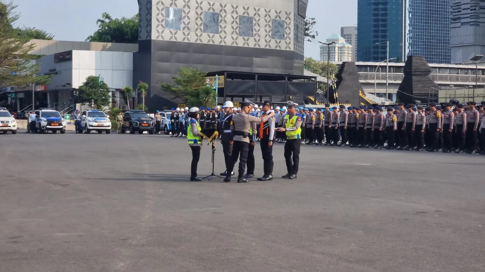 Kapolda Metro Jaya Komjen Dadang Hartanto menyematkan tanda Operasi Patuh Jaya 2026 terhadap personel gabungan di lapangan Polda Metro Jaya. (Sumber: Owrite/Rahmat Baihaqi) Kapolda Metro Jaya Komjen Dadang Hartanto menyematkan tanda Operasi Patuh Jaya 2026 terhadap personel gabungan di lapangan Polda Metro Jaya. (Sumber: Owrite/Rahmat Baihaqi)