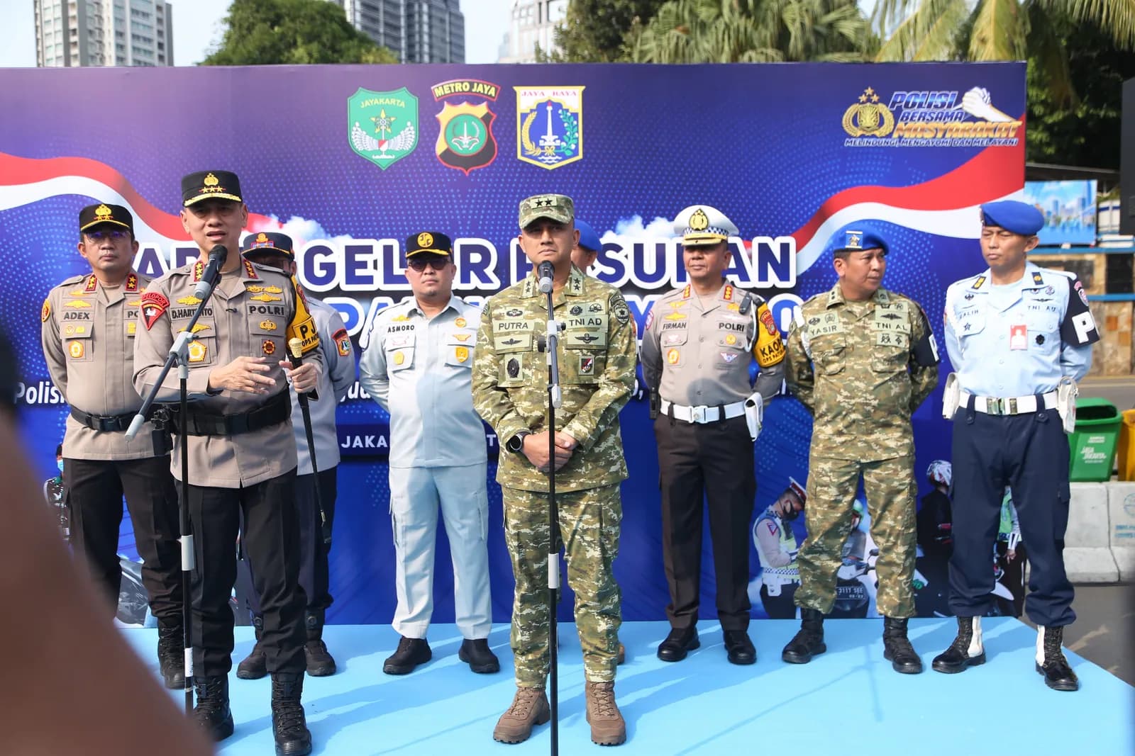 Kapolda Metro Jaya Komjen Dadang Hartanto (kiri) Kasdam Jaya Mayjen TNI Putra Widyawinaya (kanan). (Sumber: Owrite/Rahmat Baihaqi) Kapolda Metro Jaya Komjen Dadang Hartanto (kiri) Kasdam Jaya Mayjen TNI Putra Widyawinaya (kanan). (Sumber: Owrite/Rahmat Baihaqi)