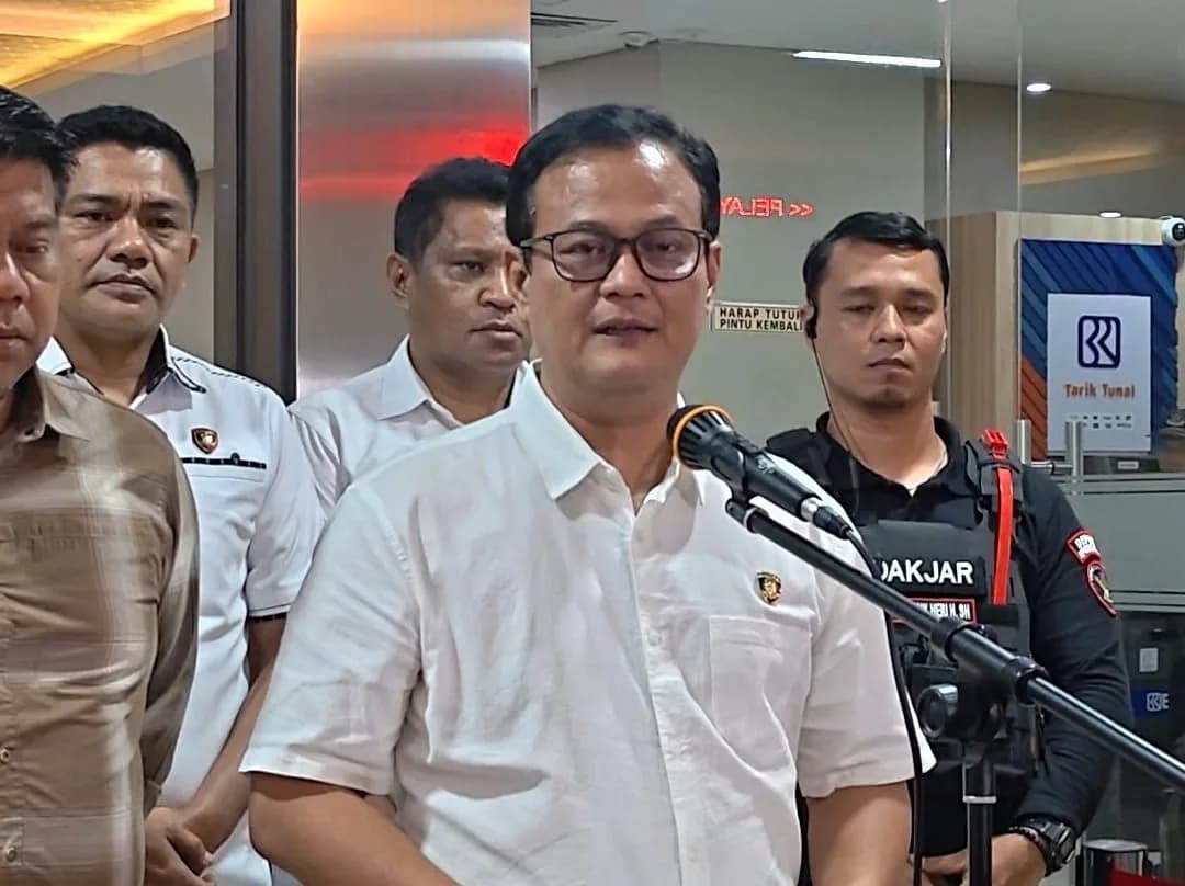 Wadirtipidnarkoba Bareskrim Polri Kombes Cahyo Hutomo (kemeja putih berkacamata). Wadirtipidnarkoba Bareskrim Polri Kombes Cahyo Hutomo (kemeja putih berkacamata).
