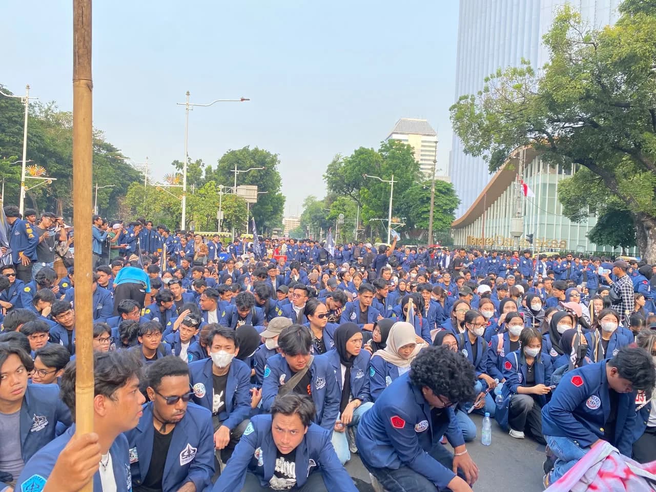 Ribuan Mahasiswa Trisakti Gelar Aksi di Medan Merdeka, Soroti Dampak Karhutla. Ribuan Mahasiswa Trisakti Gelar Aksi di Medan Merdeka, Soroti Dampak Karhutla.