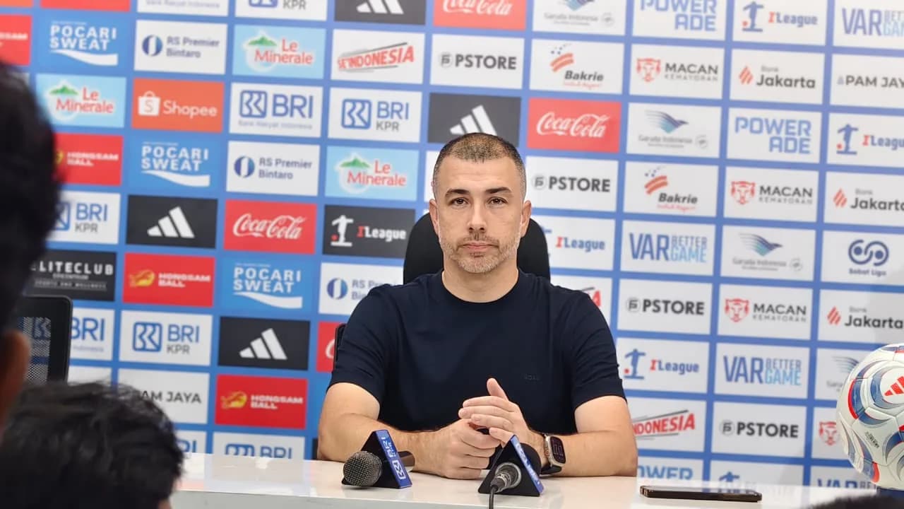 Pelatih Persik Kediri, Marcos Reina. Pelatih Persik Kediri, Marcos Reina.