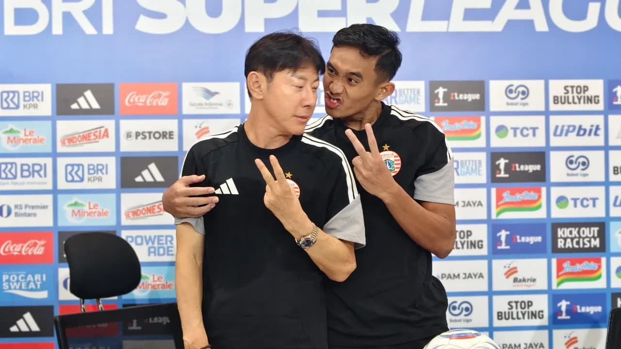 Kapten Persija Jakarta, Rizky Ridho bersama dengan sang pelatih, Shin Tae-yong Kapten Persija Jakarta, Rizky Ridho bersama dengan sang pelatih, Shin Tae-yong