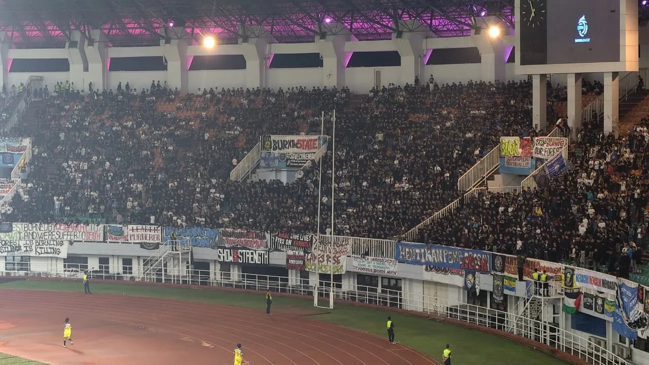 Suporter Persib Bandung, Bobotoh saat menonton pertandingan melawan Garudayaksa FC di Stadion Pakansari, Cibinong, Minggu 25 Oktober 2026. Suporter Persib Bandung, Bobotoh saat menonton pertandingan melawan Garudayaksa FC di Stadion Pakansari, Cibinong, Minggu 25 Oktober 2026.