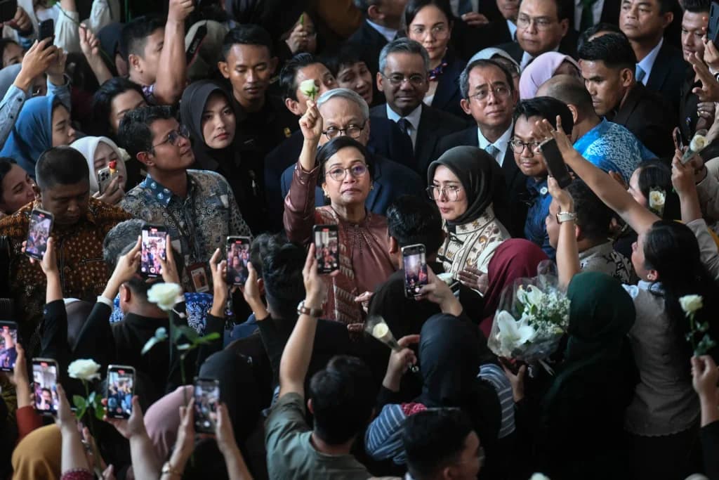 Mantan Menteri Keuangan Sri Mulyani Indrawati (tengah) menerima bunga mawar putih dari pegawai Kemenkeu usai serah terima jabatan Menteri Keuangan di Kemenkeu, Jakarta, Selasa (9/9/2025). (Sumber: Antara Foto/Hafidz Mubarak A/nz) Mantan Menteri Keuangan Sri Mulyani Indrawati (tengah) menerima bunga mawar putih dari pegawai Kemenkeu usai serah terima jabatan Menteri Keuangan di Kemenkeu, Jakarta, Selasa (9/9/2025). (Sumber: Antara Foto/Hafidz Mubarak A/nz)