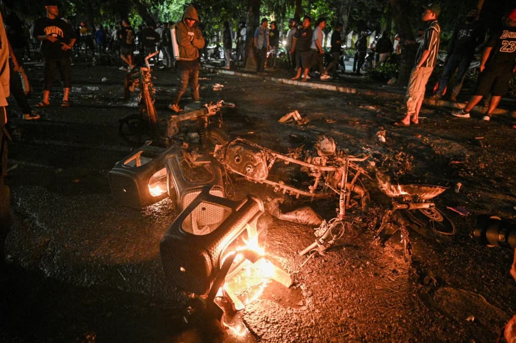 Sisa rangka kendaraan bermotor usai dibakar massa saat kericuhan di kawasan Kalibata, Jakarta, Kamis (11/12/2025). (Sumber: Antara Foto/Fauzan/rwa) Sisa rangka kendaraan bermotor usai dibakar massa saat kericuhan di kawasan Kalibata, Jakarta, Kamis (11/12/2025). (Sumber: Antara Foto/Fauzan/rwa)