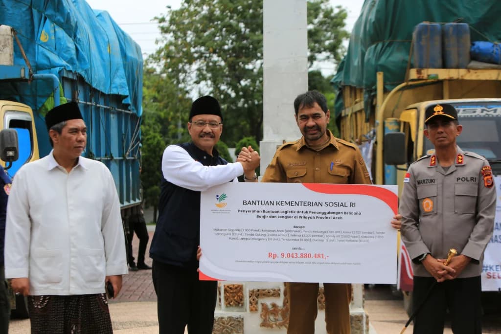 Menteri Sosial (Mensos) Saifullah Yusuf (kedua kiri) menyerahkan bantuan logistik bencana kepada Gubernur Aceh, Muzakir Manaf (kedua kanan) disaksikan Kapolda Aceh, Irjen Pol Marzuki Ali Basyah (kanan) di Banda Aceh, Selasa (16/12/2025). (Sumber: Antara Foto/Ampelsa/nym) Menteri Sosial (Mensos) Saifullah Yusuf (kedua kiri) menyerahkan bantuan logistik bencana kepada Gubernur Aceh, Muzakir Manaf (kedua kanan) disaksikan Kapolda Aceh, Irjen Pol Marzuki Ali Basyah (kanan) di Banda Aceh, Selasa (16/12/2025). (Sumber: Antara Foto/Ampelsa/nym)