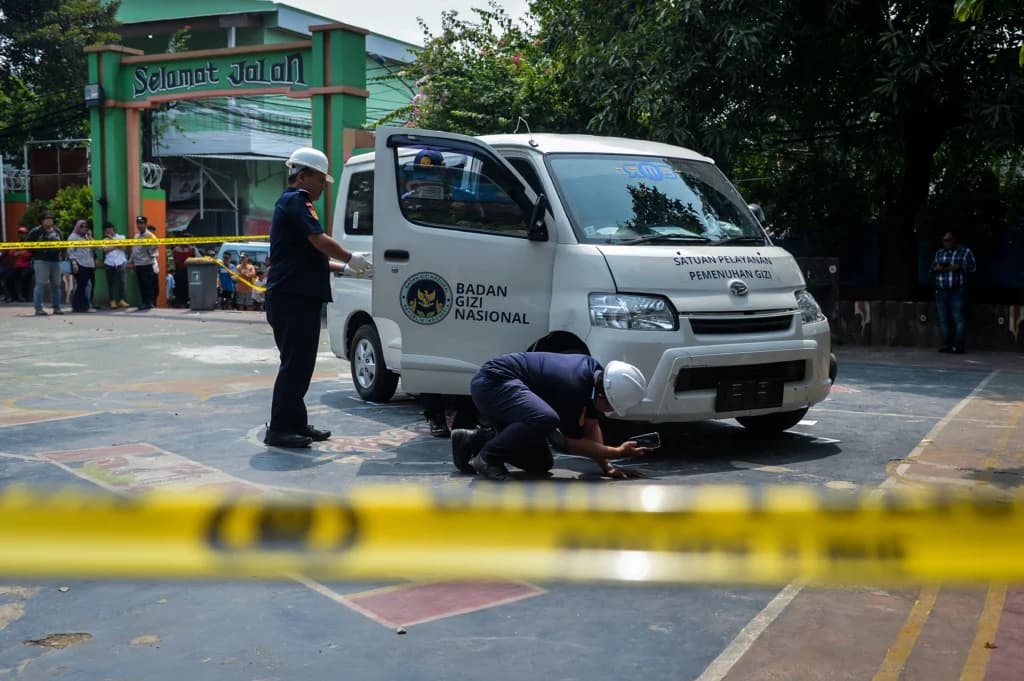Petugas Dinas Perhubungan memeriksa mobil pengangkut Makan Bergizi Gratis (MBG) yang menabrak siswa dan guru di SDN Kalibaru 01 Pagi, Cilincing, Jakarta, Kamis (11/12/2025) Petugas Dinas Perhubungan memeriksa mobil pengangkut Makan Bergizi Gratis (MBG) yang menabrak siswa dan guru di SDN Kalibaru 01 Pagi, Cilincing, Jakarta, Kamis (11/12/2025)