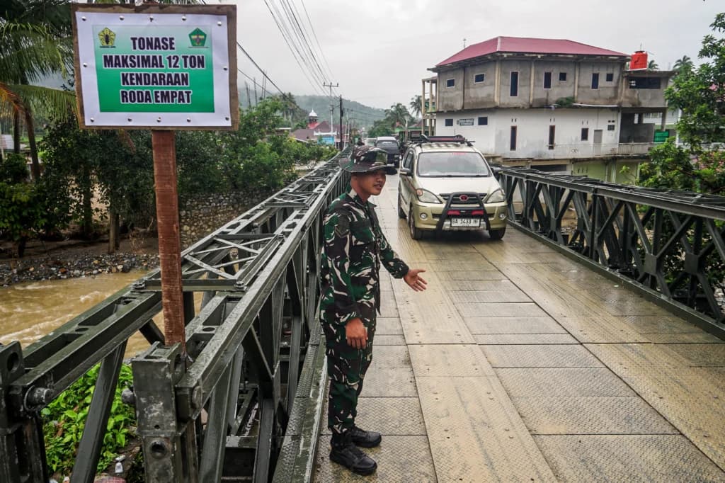 Prajurit TNI AD mengatur akses kendaraan yang melintasi jembatan bailey di Nagari Peninggalan, Kabupaten Solok, Sumbar, Senin (15/12/2025). (Sumber: Antara Foto/Wawan Kurniawan/wpa/YU) Prajurit TNI AD mengatur akses kendaraan yang melintasi jembatan bailey di Nagari Peninggalan, Kabupaten Solok, Sumbar, Senin (15/12/2025). (Sumber: Antara Foto/Wawan Kurniawan/wpa/YU)