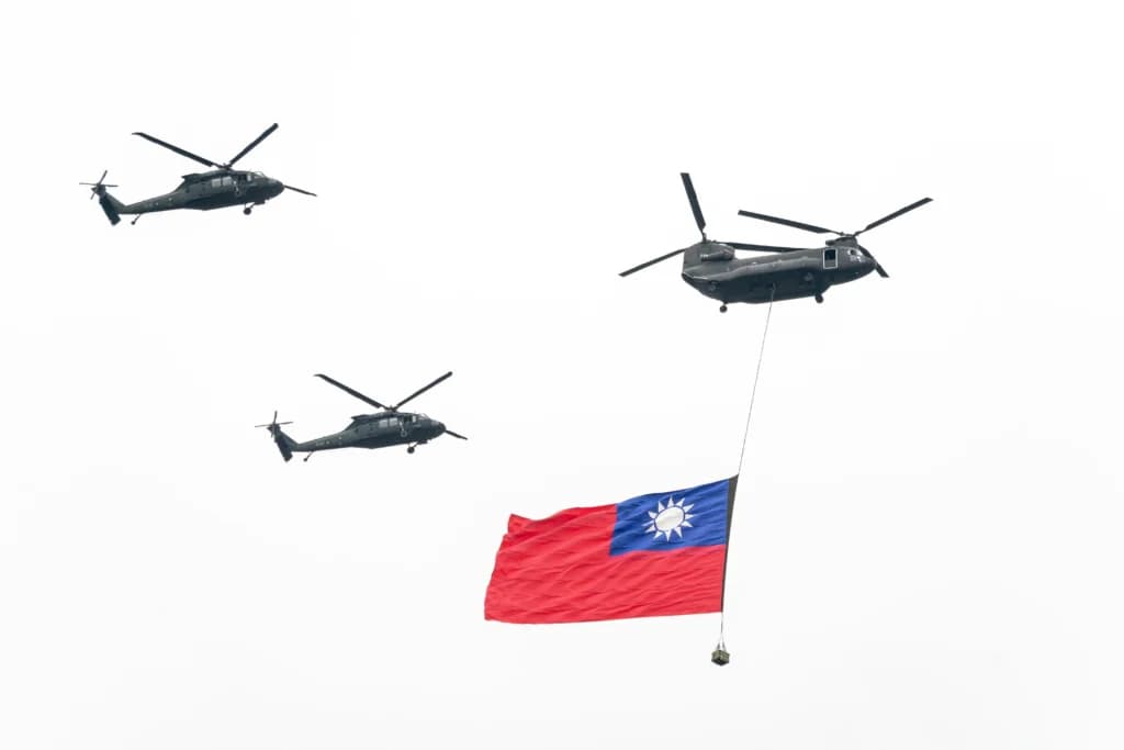 Tentara taiwan bentangkan bendera. (Sumber: Unsplash/Winston Chen ) Tentara taiwan bentangkan bendera. (Sumber: Unsplash/Winston Chen )