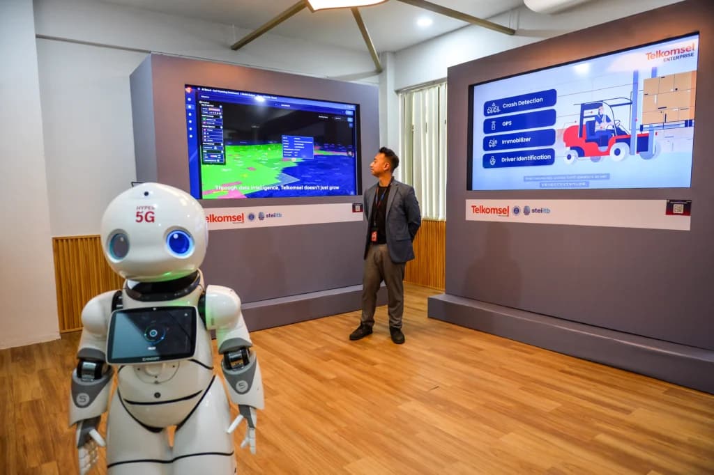 Pengunjung memperhatikan perangkat berbasis AI di AI Innovation Hub di Kampus ITB, Bandung, Jawa Barat, Selasa (16/12/2025). Pengunjung memperhatikan perangkat berbasis AI di AI Innovation Hub di Kampus ITB, Bandung, Jawa Barat, Selasa (16/12/2025).