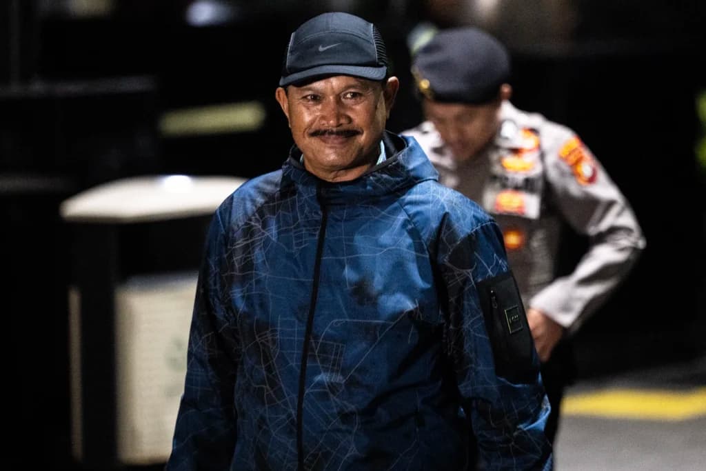 Wali Kota Madiun Maidi dikawal petugas setibanya di Gedung Merah Putih KPK, Jakarta, Senin (19/1/2026). (Sumber: Antara Foto/Bayu Pratama S./rwa) Wali Kota Madiun Maidi dikawal petugas setibanya di Gedung Merah Putih KPK, Jakarta, Senin (19/1/2026). (Sumber: Antara Foto/Bayu Pratama S./rwa)