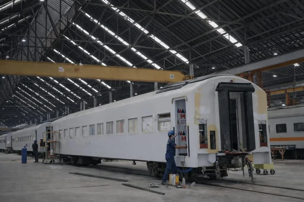 Penampakan petugas modifikasi kereta ekonomi AC package generasi sebelumnya yang dikerjakan di Balai Yasa Manggarai. (Sumber: Dok. PT KAI) Penampakan petugas modifikasi kereta ekonomi AC package generasi sebelumnya yang dikerjakan di Balai Yasa Manggarai. (Sumber: Dok. PT KAI)