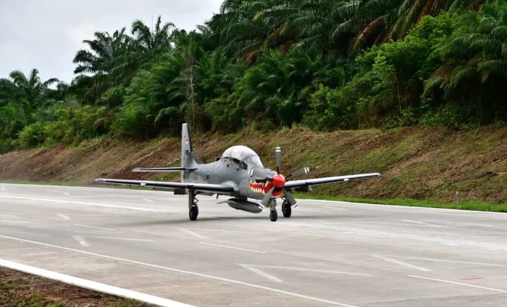 Penampakan pesawat EMB-314 Super Tucano mendarat di Tol Trans Sumatera. (Sumber: Dok. Kementerian PU) Penampakan pesawat EMB-314 Super Tucano mendarat di Tol Trans Sumatera. (Sumber: Dok. Kementerian PU)