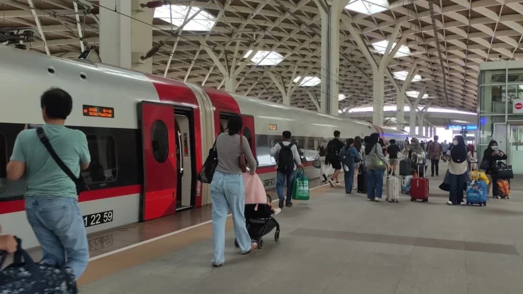Sejumlah penumpang saat menaiki kereta Whoosh di Stasiun Halim. (Sumber: Dok. KCIC) Sejumlah penumpang saat menaiki kereta Whoosh di Stasiun Halim. (Sumber: Dok. KCIC)
