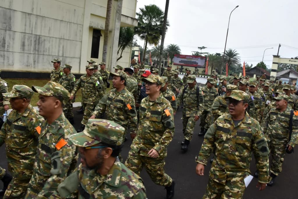 Sejumlah peserta berjalan bersama saat Retret Persatuan Wartawan Indonesia (PWI) tahun 2026 di Pusat Kompetensi Bela Negara, Rumpin, Bogor, Jawa Barat Sejumlah peserta berjalan bersama saat Retret Persatuan Wartawan Indonesia (PWI) tahun 2026 di Pusat Kompetensi Bela Negara, Rumpin, Bogor, Jawa Barat