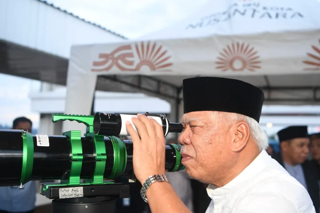 Kepala Otorita Ibu Kota Nusantara (OIKN) Basuki Hadimuljono mengamati hilal menggunakan teleskop saat pelaksanaan rukyatul hilal di Rusun ASN 1 di Kawasan Inti Pusat Pemerintahan (KIPP) di IKN, Penajam Paser Utara, Kalimantan Timur, Selasa (17/2/2026). Kepala Otorita Ibu Kota Nusantara (OIKN) Basuki Hadimuljono mengamati hilal menggunakan teleskop saat pelaksanaan rukyatul hilal di Rusun ASN 1 di Kawasan Inti Pusat Pemerintahan (KIPP) di IKN, Penajam Paser Utara, Kalimantan Timur, Selasa (17/2/2026).