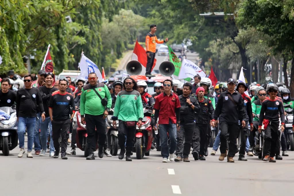 Pengunjuk rasa dari gabungan aliansi buruh Pengunjuk rasa dari gabungan aliansi buruh