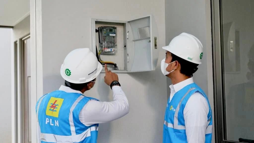 Ilustrasi Petugas PLN saat mengecek meteran Listrik Ilustrasi Petugas PLN saat mengecek meteran Listrik