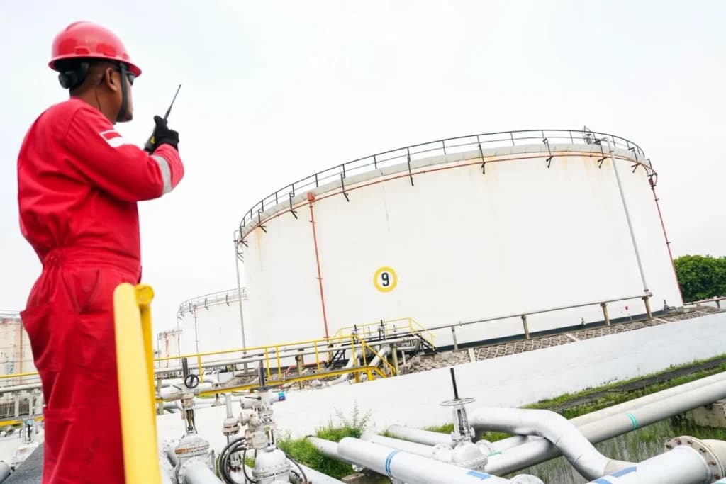 Ilustrasi Perwira Pertamina saat di depan kilang. Ilustrasi Perwira Pertamina saat di depan kilang.