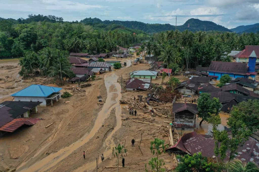 Suasana perkampungan di Kelurahan Hutanabolon yang luluh lantak akibat banjir bandang di Tukka, Kabupaten Tapanuli Tengah, Sumatera Utara, Minggu (7/12/2025). Suasana perkampungan di Kelurahan Hutanabolon yang luluh lantak akibat banjir bandang di Tukka, Kabupaten Tapanuli Tengah, Sumatera Utara, Minggu (7/12/2025).