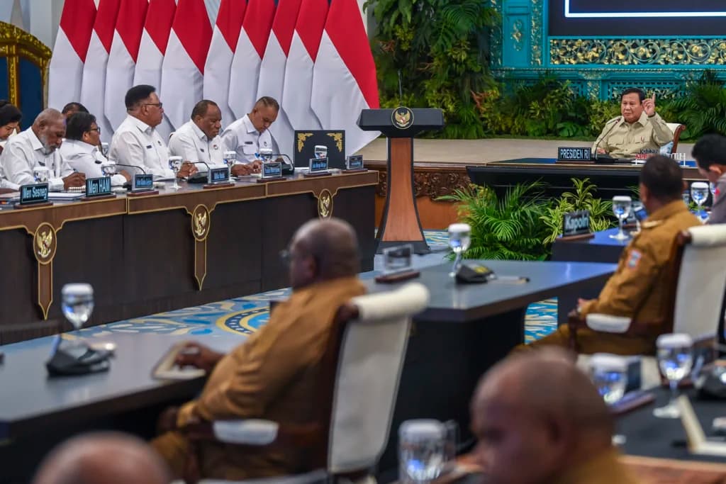 Presiden Prabowo Subianto (kanan) memberi instruksi saat memimpin pengarahan kepada kepala daerah se-Papua dan Komite Eksekutif Percepatan Pembangunan Otonomi Khusus Papua di Istana Negara, Jakarta, Selasa (16/12/2025). Presiden Prabowo Subianto (kanan) memberi instruksi saat memimpin pengarahan kepada kepala daerah se-Papua dan Komite Eksekutif Percepatan Pembangunan Otonomi Khusus Papua di Istana Negara, Jakarta, Selasa (16/12/2025).