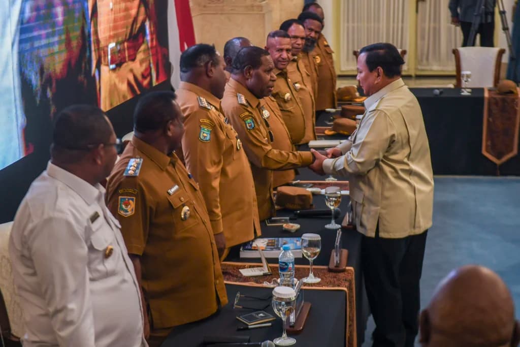 Presiden Prabowo Subianto (kanan) berjabat tangan dengan sejumlah kepala daerah Papua sebelum memulai pengarahan kepada kepala daerah se-Papua dan Komite Eksekutif Percepatan Pembangunan Otonomi Khusus Papua di Istana Negara, Jakarta, Selasa (16/12/2025). Presiden Prabowo Subianto (kanan) berjabat tangan dengan sejumlah kepala daerah Papua sebelum memulai pengarahan kepada kepala daerah se-Papua dan Komite Eksekutif Percepatan Pembangunan Otonomi Khusus Papua di Istana Negara, Jakarta, Selasa (16/12/2025).