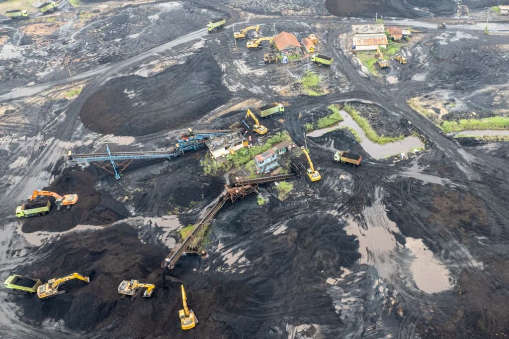 Foto udara suasana bongkar muat di tempat penampungan sementara batu bara, Muaro Jambi, Jambi, Selasa (25/11/2025). Foto udara suasana bongkar muat di tempat penampungan sementara batu bara, Muaro Jambi, Jambi, Selasa (25/11/2025).