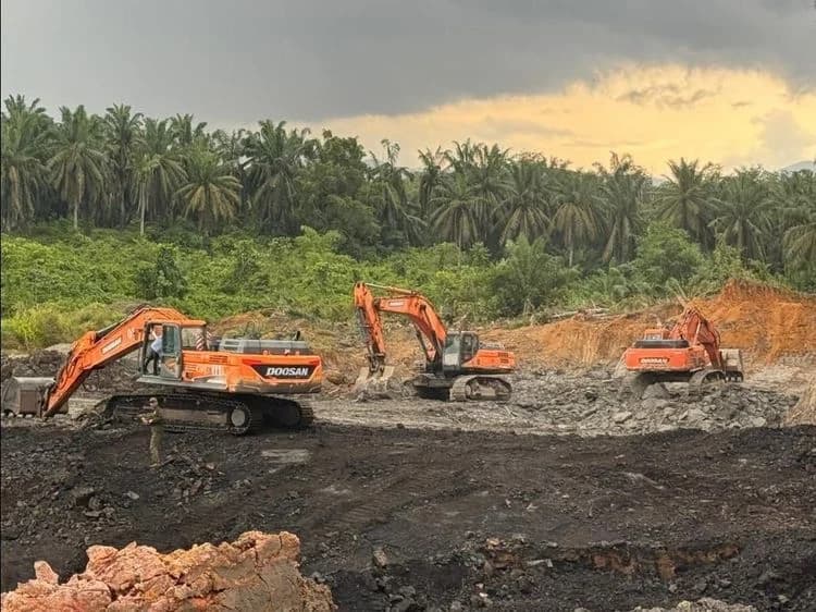 Caption: Alat berat jenis excavator dan satu unit dump truck di aktivitas tambang ilegal di Kalimantan Timur Caption: Alat berat jenis excavator dan satu unit dump truck di aktivitas tambang ilegal di Kalimantan Timur
