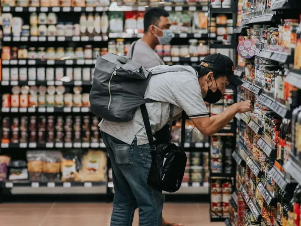 Ilustrasi konsumen belanja di supermarket. Ilustrasi konsumen belanja di supermarket.