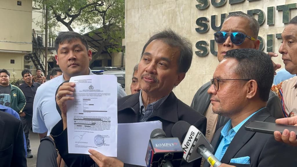 Roy Suryo saat menunjukkan bukti pelaporan Roy Suryo saat menunjukkan bukti pelaporan