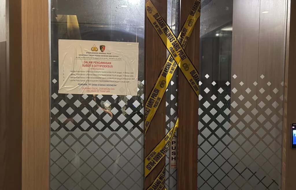 Polri menyegel sala satu ruangan di kantor PT DSI usai digeledah dugaan kasus fraud atau penipuan. Polri menyegel sala satu ruangan di kantor PT DSI usai digeledah dugaan kasus fraud atau penipuan.