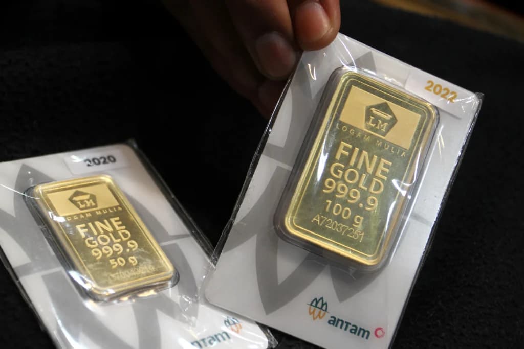 Pramuniaga menunjukkan emas Atntambatangan Pramuniaga menunjukkan emas Atntambatangan
