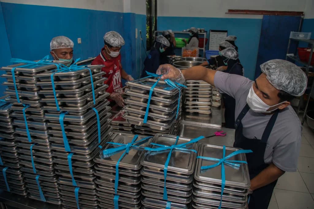 Petugas menyusun ompreng berisi Makan Bergizi Gratis (MBG) di dapur SPPG Tubo Ternate, Maluku Utara Petugas menyusun ompreng berisi Makan Bergizi Gratis (MBG) di dapur SPPG Tubo Ternate, Maluku Utara