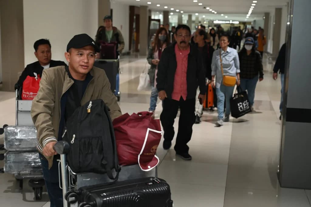 32 WNI dari Iran telah tiba dengan selamat di Bandara Internasional Soekarno-Hatta, Tangerang, Banten. 32 WNI dari Iran telah tiba dengan selamat di Bandara Internasional Soekarno-Hatta, Tangerang, Banten.
