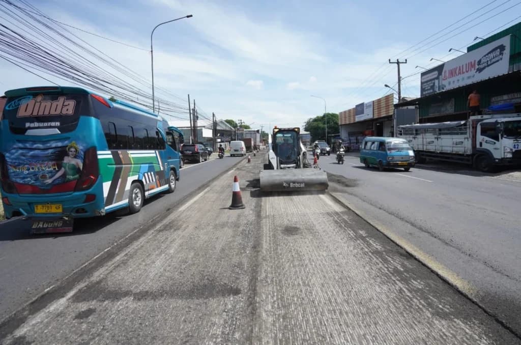 Perbaikan Jalan Berluban di Jalan Nasional. (Sumber: Kementerian PU) Perbaikan Jalan Berluban di Jalan Nasional. (Sumber: Kementerian PU)